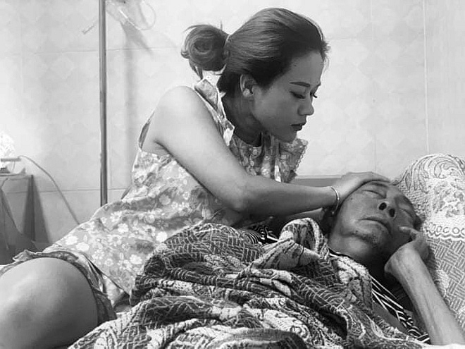 Con gái Lê Bình luôn túc trực, chăm sóc ba những ngày cuối đời.  