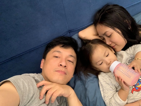 Lam Trường khoe ảnh một nhà ba người hạnh phúc bên nhau.  