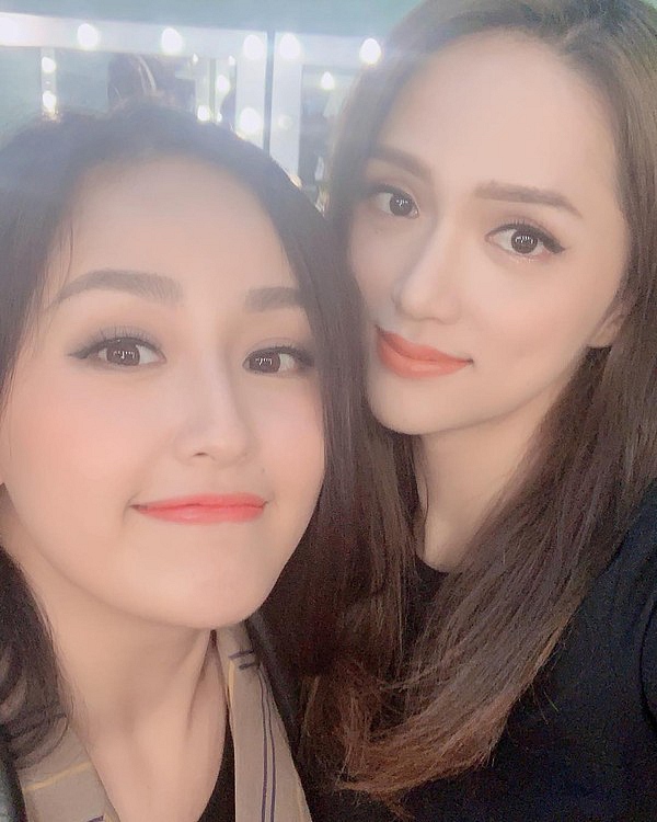 Mai Phương Thúy và Hoa hậu Hương Giang được nhận xét như 2 chị em sinh đôi khi đăng ảnh chụp chung.
