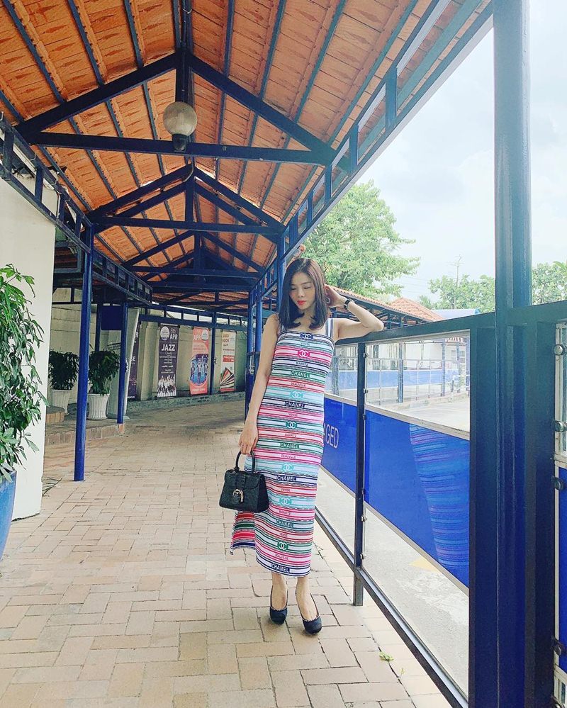 Một chiếc đầm maxi nhiều màu sắc của Chanel và giày cao gót cổ điển cũng đủ để Lệ Quyên tôn vóc dáng nuột nà.    