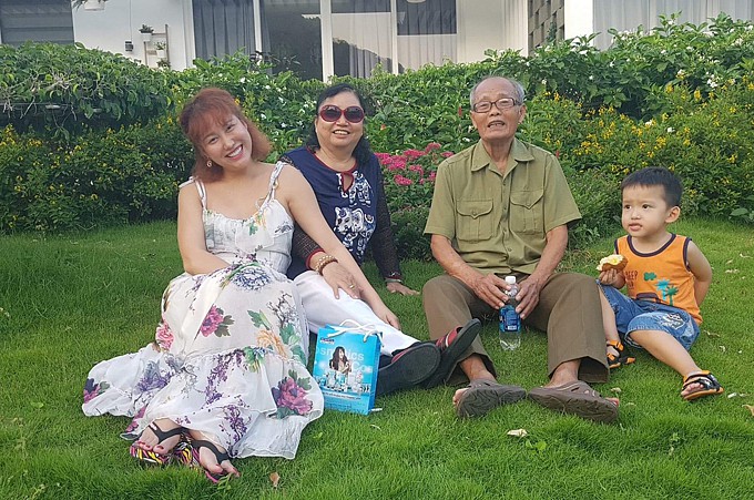 Nữ diễn viên diện váy dây điệu đà, tận hưởng những ngày thảnh thơi, không ưu phiền bên đấng sinh thành và con.    