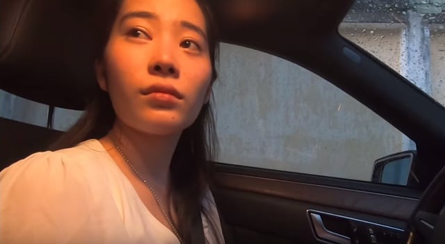 Trên mạng xã hội đang đang truyền tay nhau một đoạn video ngắn đăng tải cuộc trò chuyện của Nam Em sau khi cô bị cảnh sát giao thông dừng xe vào ngày 1/5 vừa qua trên đường về quê Tiền Giang. Qua đoạn clip ngắn, Nam Em chia sẻ bị cảnh sát giao thông tuýt còi vì không mang đủ giấy tờ SHBET 1000 World Cup.    Cô giải thích rằng có một người bạn thích cô đã cố tình giữ bằng lái như một cái cớ để muốn tiếp tục gặp gỡ người đẹp. Với lí do này, cảnh sát đã không tin và yêu cầu cô 