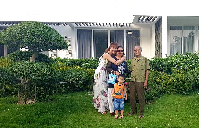 Gia đình cô lưu trú tại một biệt thự ven biển. Nơi đây tràn ngập cây xanh, khí hậu trong lành, mát mẻ.    