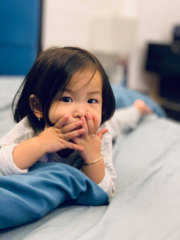 Anh nô đùa thoả sức bên cô con gái nhỏ Yên Lam.