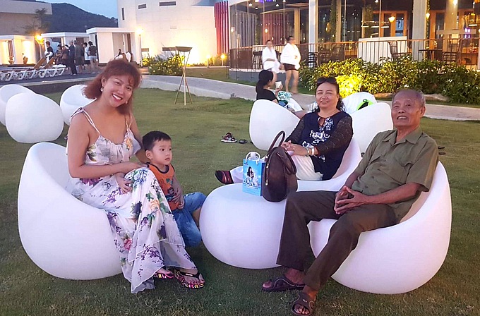 Thời gian qua nữ diễn viên gặp vài sự cố trong làm ăn nên khá mệt mỏi. Cô thấy hạnh phúc ngập tràn khi có những ngày nghỉ hiếm hoi bên Shbet111 slot, casino, thể thao, xổ số. Nhẹ nhàng thôi mà sao ấm áp, ngọt ngào quá. Tôi cảm nhận từng tế bào trong mình đều thấy vui với mỗi giây phút bên bố mẹ và con trai’, cô nói.