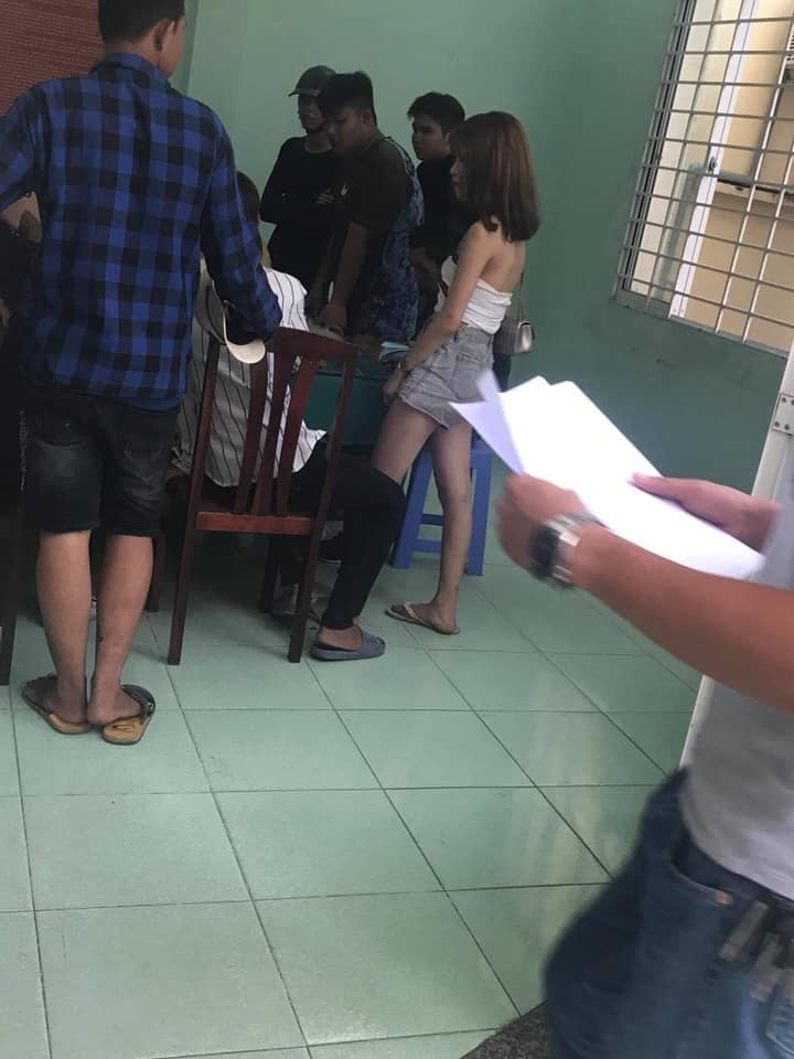 Nhóm thanh niên đua xe tại đồn công an.