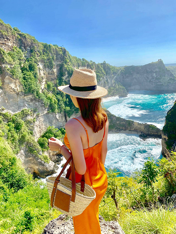 Váy lụa hai dây cùng các phụ kiện hot trend mùa hè như mũ nan, túi cói giúp Kỳ Duyên sành điệu và phong cách hơn khi đi du lịch.    