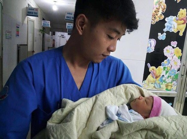 Em bé bị bỏ rơi trong thùng rác giữa đêm mưa Hà Nội - Ảnh: Thanh Niên  