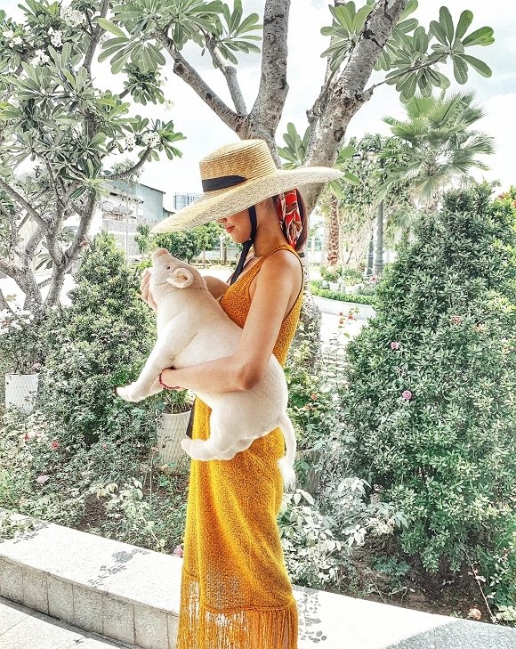 Trên trang cá nhân của mình, Lan Khuê vừa chia sẻ những hình ảnh khoe dáng nuột nà với style mùa hè cực chất: đầm maxi vàng cùng mũ cối và dép xỏ ngón. Trên tay Lan Khuê còn nhí nhảnh ôm một chú heo bông rất đáng yêu.    Ngoài hình ảnh của mình, Lan Khuê còn khéo khoe ông xã trong kì nghỉ lễ khi chụp từ phía sau của chồng mình. Nhìn khung cảnh bãi biển lãng mạn, ai cũng hiểu người đẹp đã có một chuyến nghỉ lễ vui vẻ, hạnh phúc. 