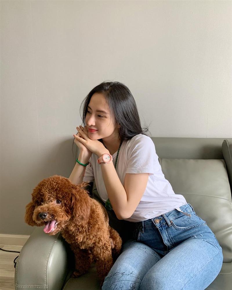 Chán hình ảnh gái hư hở bạo, Angela Phương Trinh bây giờ chuộng style kín đáo cùng áo phông sơ vin quần jeans. Người hâm mộ tỏ ra thích thú với diện mạo mới trẻ trung như nữ sinh này của cô.    