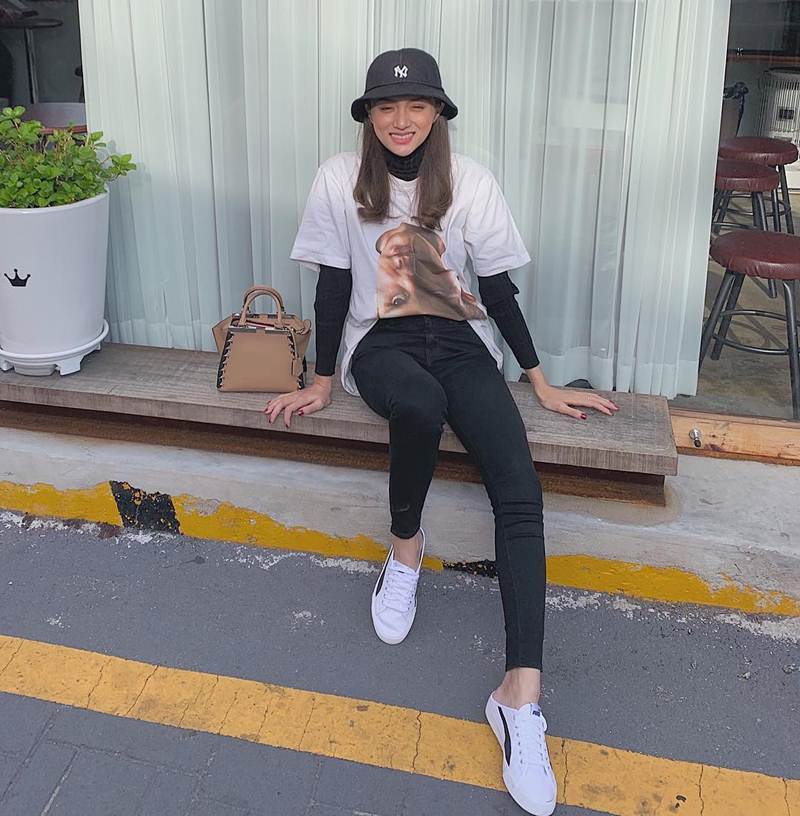 Trốn nóng Sài Gòn, Hương Giang tận hưởng thời tiết se lạnh bằng một kỳ nghỉ ở Seoul. Trút bỏ những bộ cánh tôn dáng sexy, mỹ nhân chuyển giới lựa chọn áo cổ lọ tay dài, phủ bên ngoài là áo phông oversize. Chiếc mũ bucket và sục thể thao là cặp phụ kiện hoàn hảo để người đẹp nhấn nhá vẻ ngoài cá tính.    
