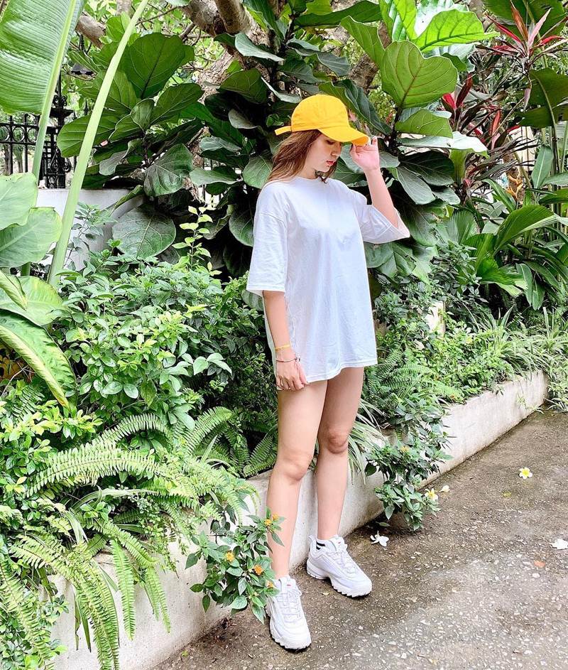  Huyền Lizzie lăng xê mốt giấu quần cùng áo phông dáng rộng kết hợp với giầy sneaker và mũ lưỡi trai nổi bật. Nhìn outfit này có ai ngờ nữ diễn viên đã 29 tuổi.    