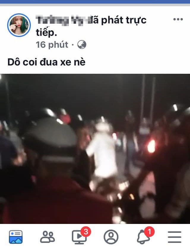 Cô gái live stream trên Facebook của mình.    