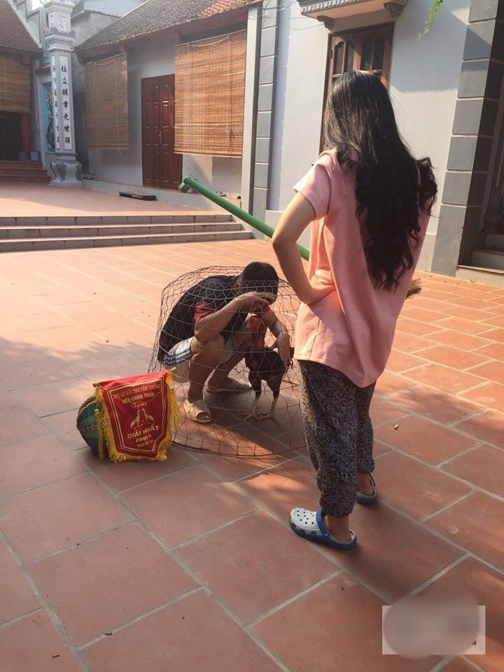 Anh chồng bị nhốt vào chuồng và bị đập bằng cán chổi.