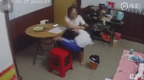 Người mẹ bạo hành con gái dã man. Ảnh cắt từ clip.