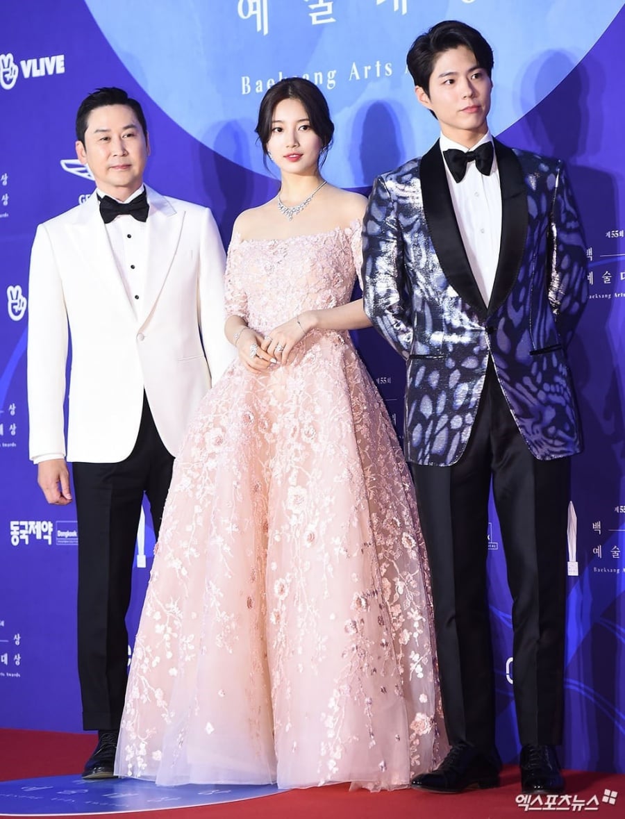 Đây là lần thứ 4 Suzy xuất hiện với tư cách người dẫn chương trình, nữ thần tượng đặc biệt gây chú ý với chiếc đầm lộng lẫy như nàng công chúa. Cô khiến không ít người ngưỡng mộ bởi nhan sắc đỉnh cao.  