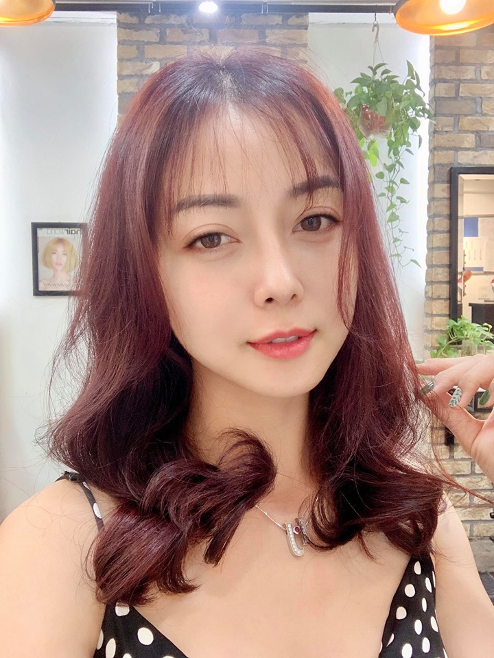 Hình ảnh khác lạ và trẻ trung của Jennifer Phạm trên trang cá nhân.