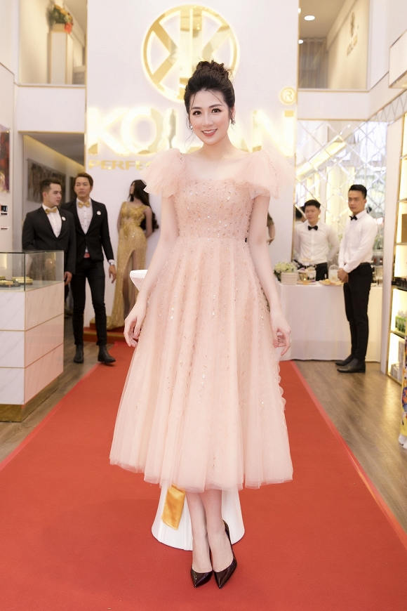 Diện bộ đầm voan bay bổng màu pastel, Tú Anh tôn được Mừng SHBET phiên bản mới 2025 trắng sứ nõn nà. Cô cũng được khen ngợi lấy lại được vóc dáng thon gọn nhanh chóng sau sinh.    