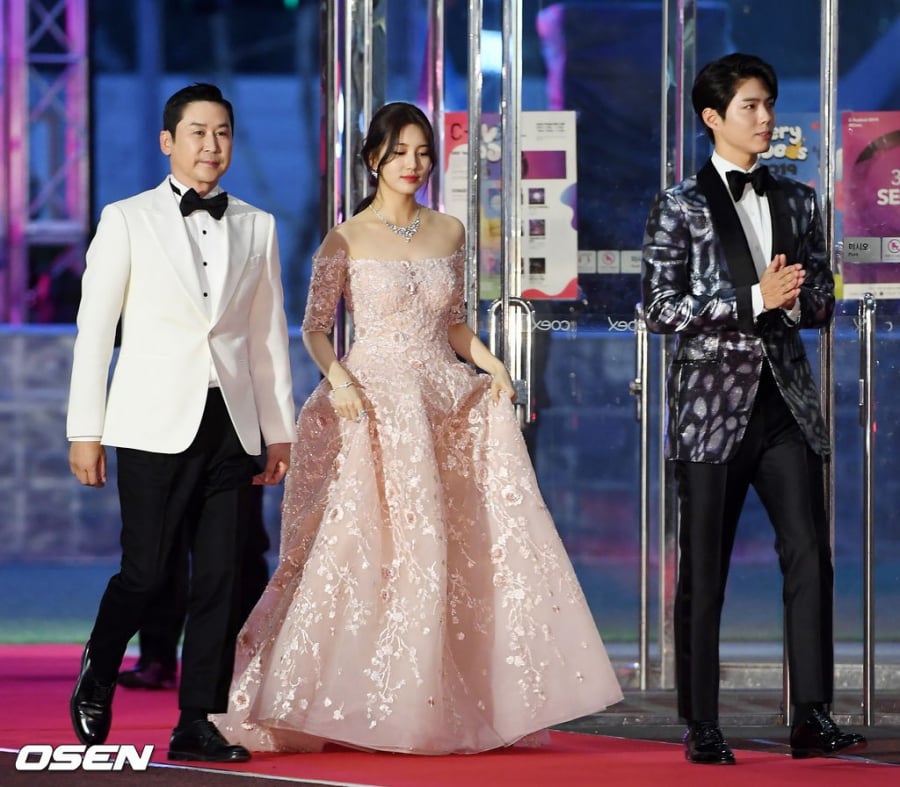 Nữ thần sắc đẹp Suzy diện bộ đầm hồng bồng bềnh, lộng lẫy và sang chảnh như công chúa. Cô được MC quyền lực Shin Dong Yup và tài tử vạn người mê Park Bo Gum hộ tống, tạo nên khung cảnh thần tiên ngay trên thảm đỏ danh giá    