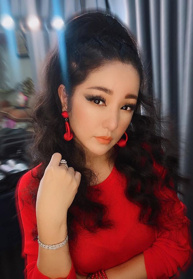 Thúy Nga tiệt lộ cô không phải đại gia ngầm, vẫn phải chạy show cật lực mỗi ngày.