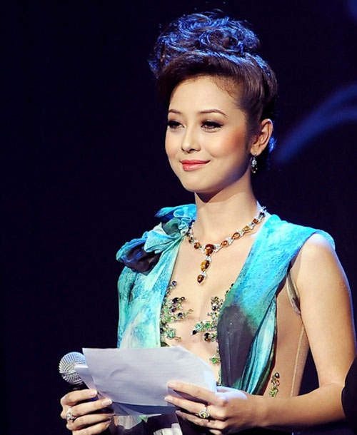 Nhược điểm này khiến khuôn mặt cô trông già dặn hẳn so với lứa tuổi.