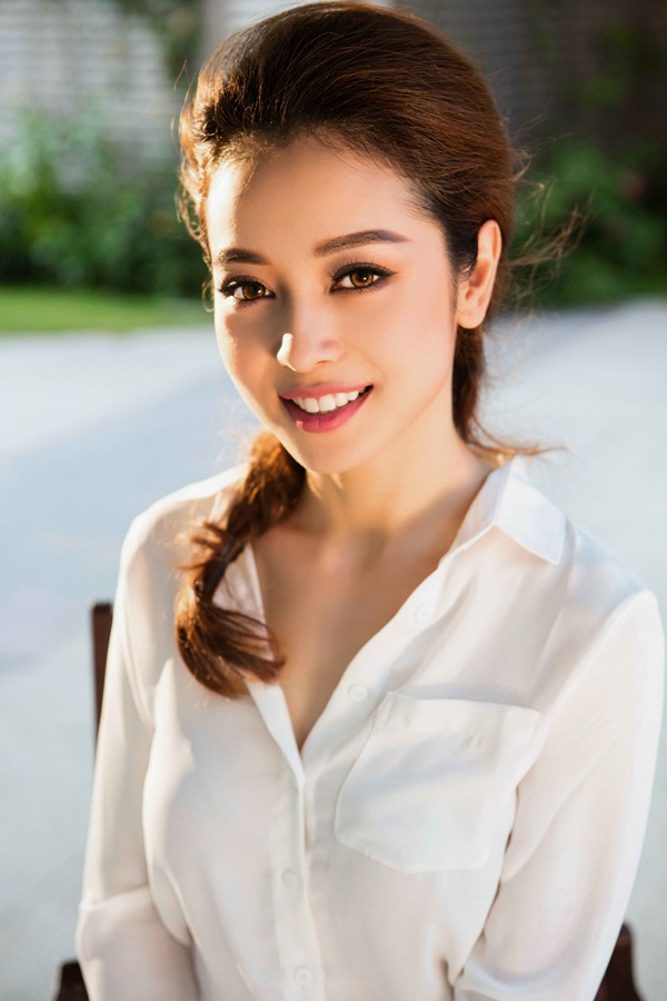 Thay đổi cách trang điểm, Jennifer Phạm thay đổi thần thái của mình.