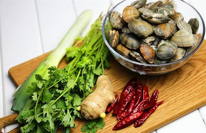 Cho ớt tươi vào ngâm cùng ngao đảm bảo sạch cát