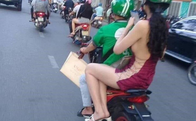 Cô gái mặc chiếc váy phản cảm trên đường.