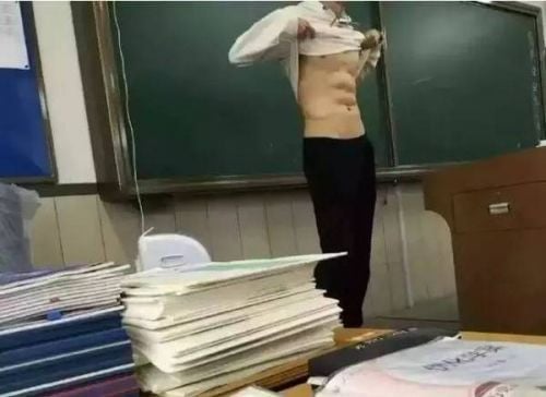 Ngoại hình thu hút khiến thầy giáo trẻ nhanh chóng trở nên nổi tiếng trên mạng.