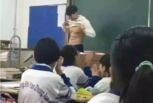 Lý Siêu sở hữu chiều cao lý tưởng 1m9, cư bụng 6 múi hoàn hảo không tì vết.