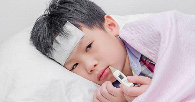 Khi trẻ sốt cao cha mẹ nên cho con đi gặp bác sĩ kịp thời
