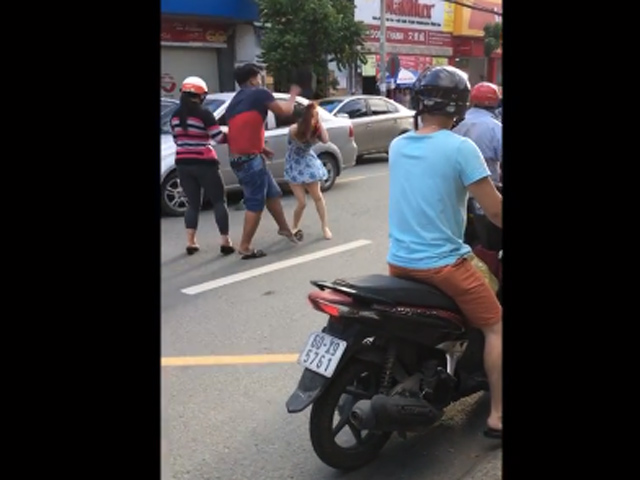 Cô gái bị nam thanh niên hành hung giữa đường.