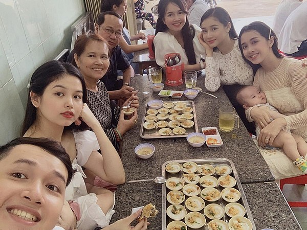 Trong bức ảnh, nhiều người thầm ghen tị với nhan sắc của 2 chị em gái nhà Nhã Phương. Ai nấy đều xinh đẹp rạng ngời. Em gái và em dâu Nhã Phương đều đang bế 1 nhóc tì ngủ trên tay. Và một “cuộc chiến” tò mò nổ ra, rằng đâu là nhóc tì nhà Trường Giang – Nhã Phương.  