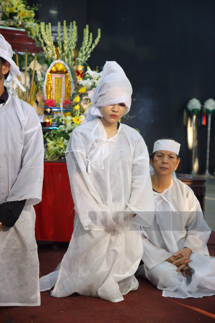Gia đình nghệ sĩ Lê Bình không giấu được đau thương trong lễ di quan.    