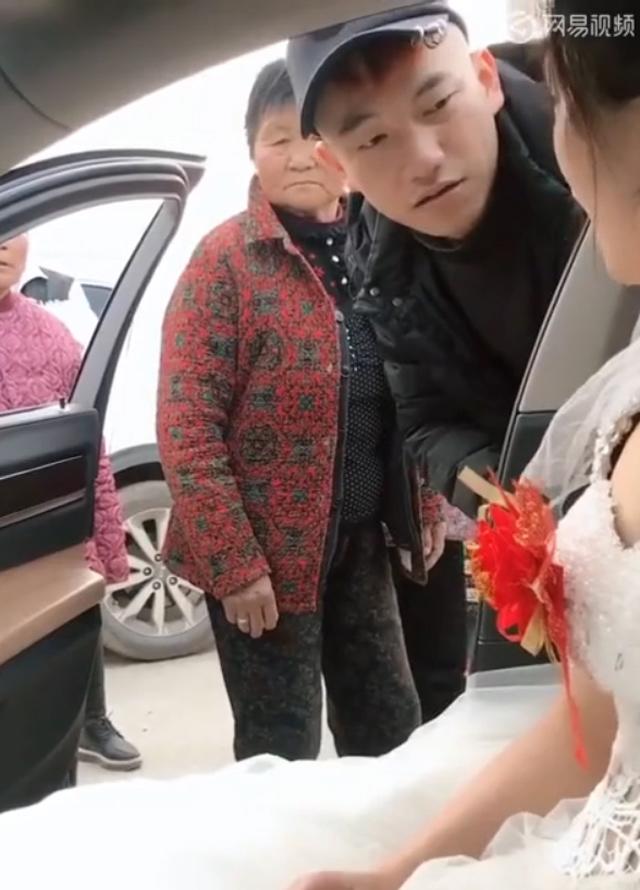 Cô dâu nhất quyết không xuống xe mặc dù mọi người ra ra sức khuyên nhủ.