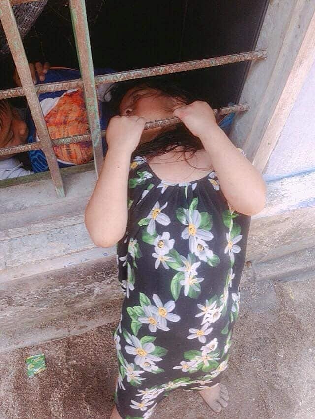 Cổ còn kẹt đau phát khóc thế này mà chẳng hiểu sao đầu chui qua được?