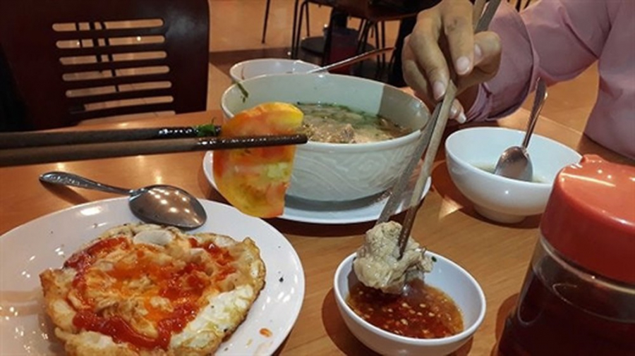 Dùng chung bát đũa là thói quen xấu