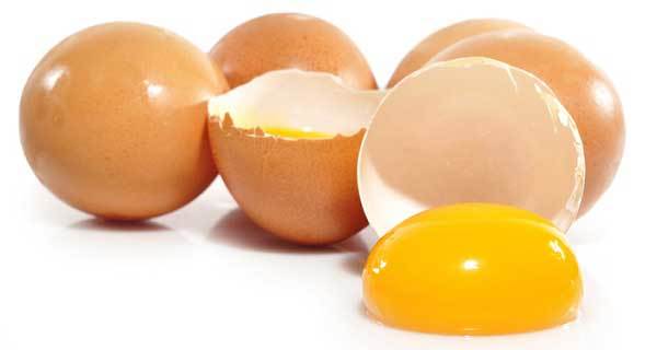 Lòng đỏ trứng gà tẩy vết bẩn quần áo