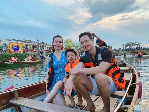 Hà Hồ vui vẻ bên bạn trai và con trai đi du lịch
