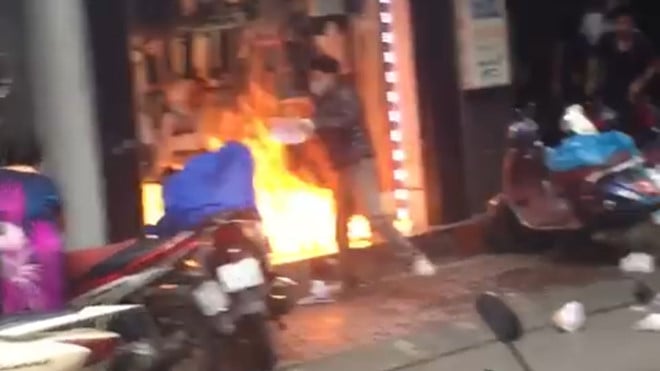 Người đàn ông đốt cửa hàng quần áo của vợ cũ.