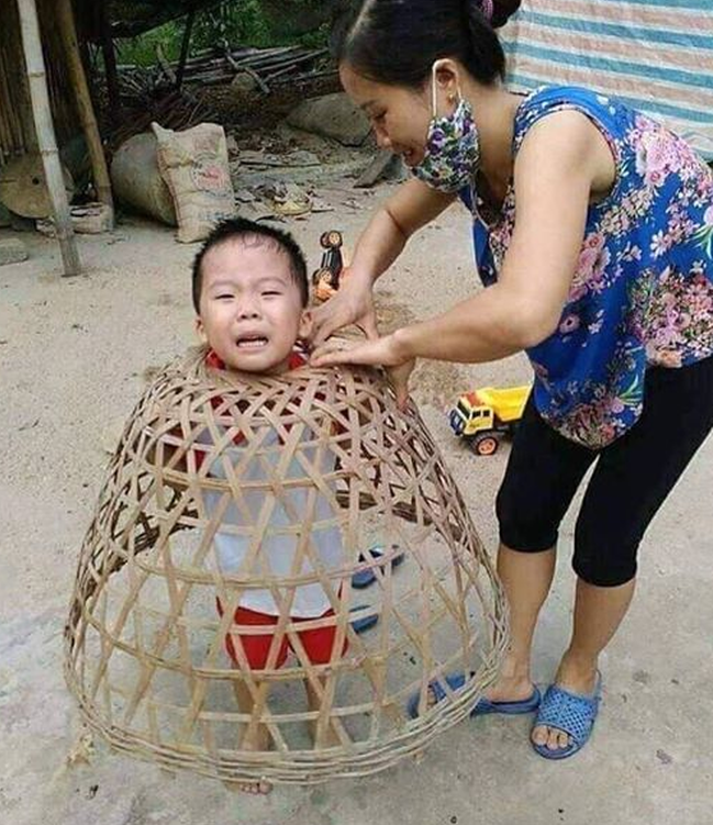 Cậu bé bị mắc kẹt vào bu gà.