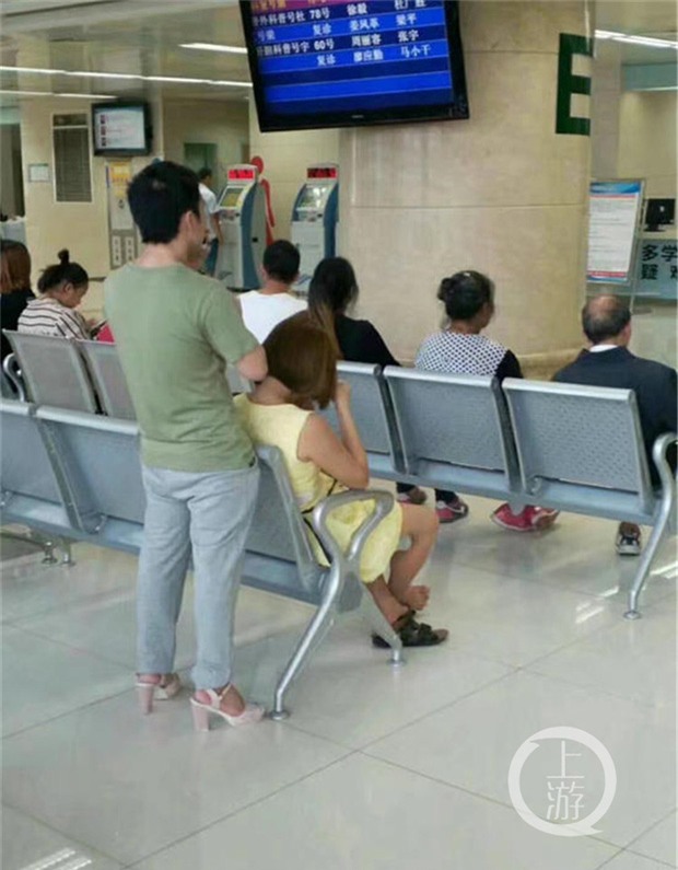 Anh chồng sẵn sàng đi dép cao để nhường dép cho vợ.