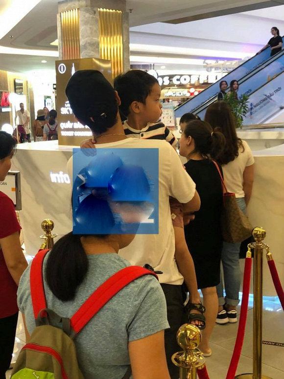 Chân dung con trai Hà Tăng được chụp lại khi đang đi chơi cùng bố Louis ở một trung tâm thương mại lớn.