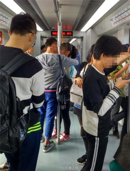 Cặp đôi đứng hôn nhau liên tục 25 phút đồng hồ.