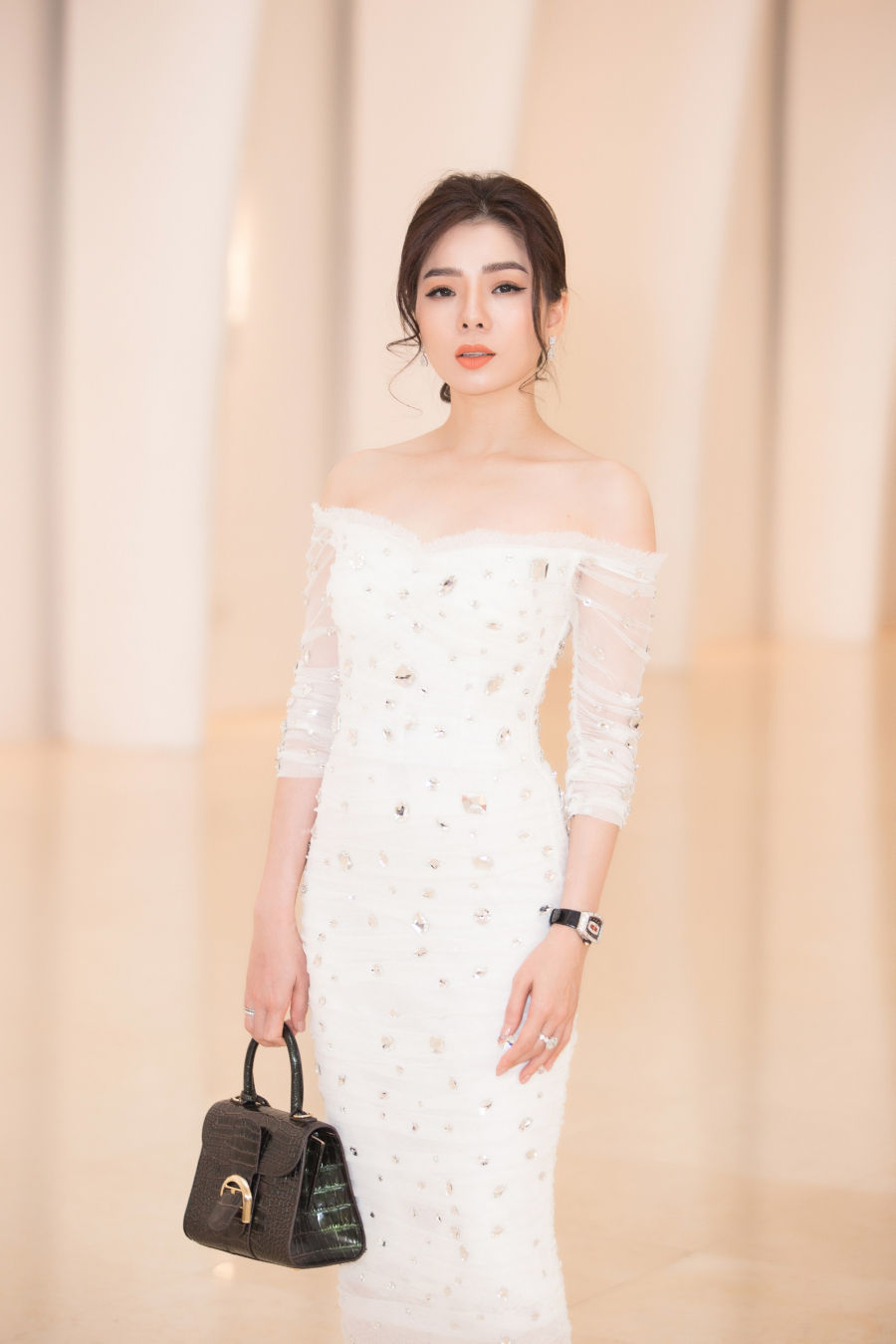 Ca sĩ Lệ Quyên cũng là khách mời trong sự kiện. Cô chọn chiếc váy trắng nền nã, kế hợp cùng Shbet111 kèo cá cược world cup và túi sách tiền tỷ.    