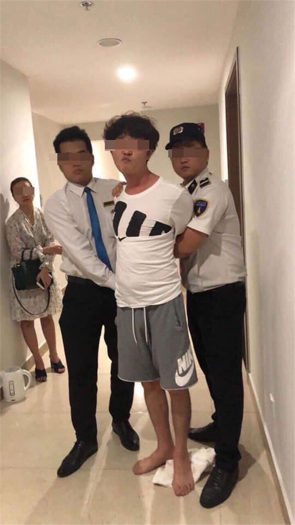 Người đàn ông được cho là gây ra sự việc ném đồ xuống đất bị bắt giữ.