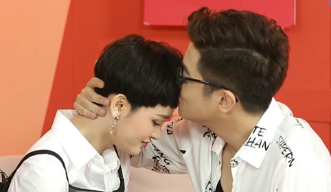 Bùi Anh Tuấn bất ngờ hôn Hiền Hồ trong talkshow mới đây. 