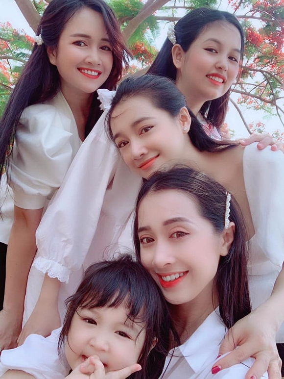 Những hình ảnh xinh đẹp của chị em Nhã Phương tại quê nhà.  