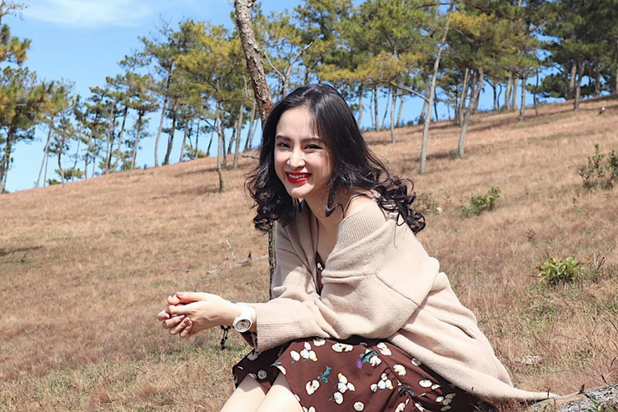 Trong quá khứ, Angela Phương Trinh từng vướng nhiều tin đồn ồn ào về Shbet16 chơi game trực tuyến và chuyện tình cảm. Gần một năm nay, cô sống kín đáo và ít chia sẻ về đời tư.   