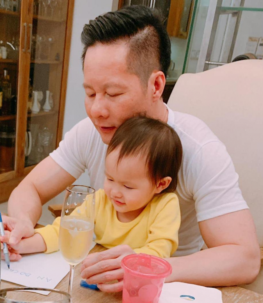 Đại gia Đức an luyện chữ cho con